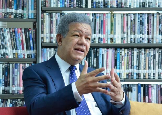 El tres veces presidente de la República Dominicana Leonel Fernández habla con Efe durante una entrevista este 30 de junio de 2020, en Santo Domingo.