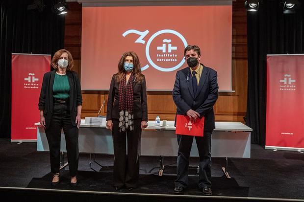 La secretaria de Estado de Cooperación Internacional, Ángeles Moreno (c), la secretaria general del Instituto Cervantes, Carmen Noguero (i), y el director del Instituto Cervantes, Luis García Montero,comparecen en una rueda de prensa este jueves en la sede del Instituto Cervantes en Madrid.