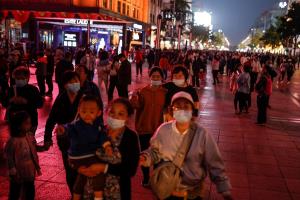 La Comisión Nacional de Sanidad de China informó hoy de que el país asiático diagnosticó 11 nuevos positivos del coronavirus SARS-CoV-2 a viajeros procedentes del extranjero este miércoles.