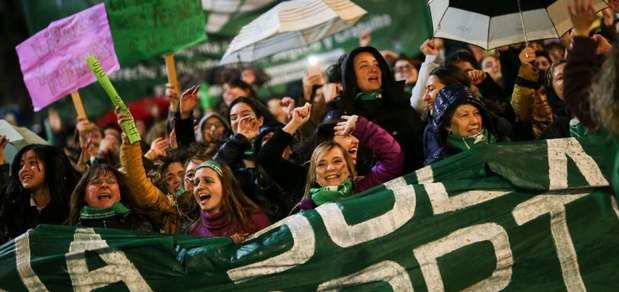 Mujeres se manifiestan en las calles de Buenos Aires. 