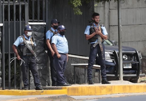 Autoridades vigilan el 2 de junio de 2021 la vivienda de la aspirante opositora a la Presidencia, Cristiana María Chamorro Barrios, en Managua.