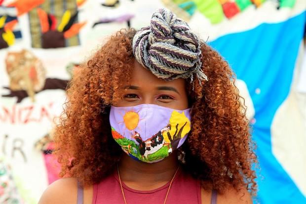 integrante de la Asociación Mujeres Tejiendo Sueños y Sabores de Mampuján Doris Carrillo mientras luce un tapabocas elaborado por las tejedoras para prevenir el contagio de la Covid-19, en Mampuján, Colombia.