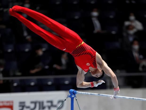 El gimnasta chino Shi Cong durante el torneo.