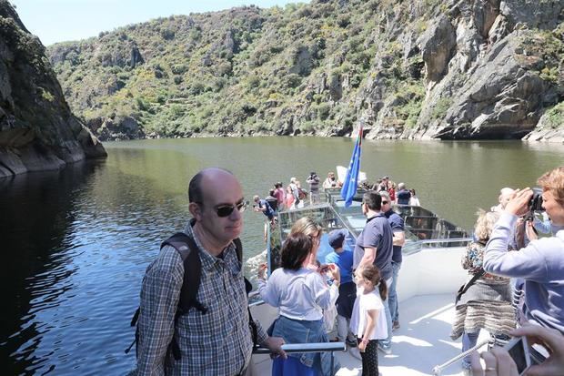 Turistas a bordo del barco de la Estación Biológica Internacional que surca el río Duero en la frontera natural que marca entre España y Portugal.