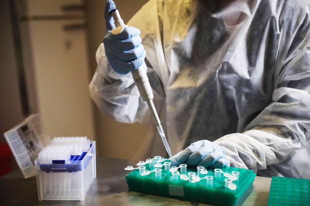 Fotografía de una investigadora de COVID en un laboratorio. 