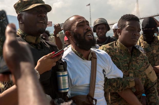 Un hombre da gritos por el asesinado presidente Jovenel Moise durante una ceremonia en honor a las víctimas del terremoto de 2010 hoy, en el Palacio Nacional, en Puerto Príncipe, Haití.
