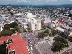 Miles de salvadoreños marchan contra Bukele cuando se acerca a su medio mandato