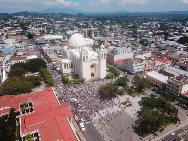 Vista desde un dron de la Alameda Juan Pablo II en donde personas participan en una marcha hoy, en San Salvador, El Salvador.