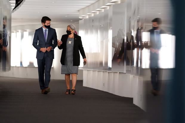 Fotografía divulgada por el equipo de prensa del primer ministro de Canadá, Justin Trudeau (i), en la que aparece mientras conversa caminando junto a Mary Simon, una destacada líder de los inuit, los habitantes del Ártico.