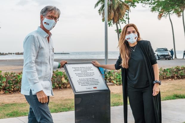 El embajador Volker Pellet junto a la alcaldesa Carolina Mejía.
