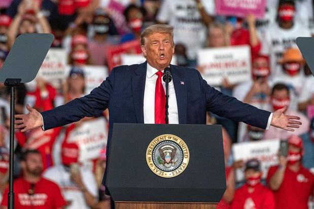 El presidente de los Estados Unidos, Donald Trump, habla frente a cientos de sus partidarios durante su mitin de campaña 'Make America Great Again' este lunes en el Aeropuerto Internacional de Sanford, Florida.