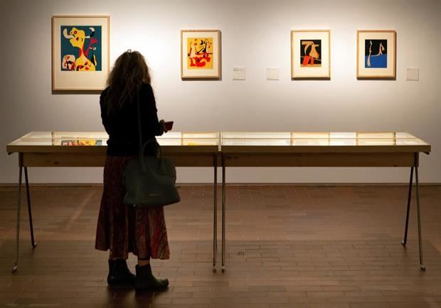 La Fundació Joan Miró recrea las cinco exposiciones efímeras que el artista hizo en Barcelona para que el grupo de vanguardia local ADLAN (Amigos del Arte Nuevo) pudiera conocer en primicia las piezas que después se exhibirían en París, Nueva York o Zúrich.