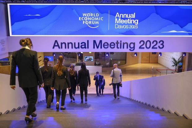 Personas caminan frente al vestíbulo principal del Centro de Congresos durante la primera jornada de la 52ª reunión anual del Foro Económico Mundial, WEF, en Davos, Suiza, este 16 de enero.