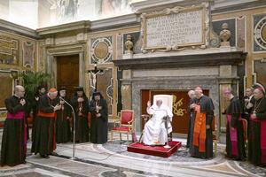 El Papa Francisco se reune este jueves con los nuevos obispos que participan en el Curso de Formación en Ciudad del Vaticano. 