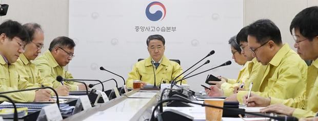 El ministro de Salud de Corea del Sur, Park Neung-hoo (c), y funcionarios de salud escuchan al primer ministro Chung Sye-kyun (no aparece) por teleconferencia para discutir medidas para tratar la propagación del nuevo coronavirus, en el complejo gubernamental de Sejong, Corea del Sur, el 19 de febrero de 2020.