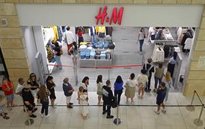 H&M reabre tiendas en Rusia y provoca grandes colas antes de salir del país