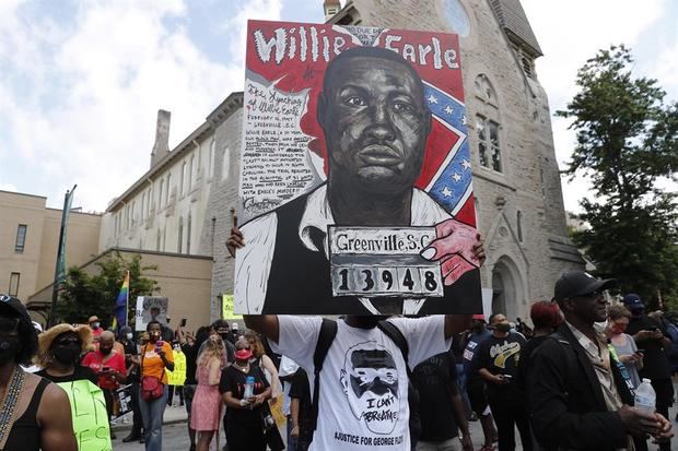 Decenas de manifestantes fueron registrados este lunes al exigir una reforma policial y el fin de la violencia racial en Estados Unidos, en Atlanta (Georgia, EE.UU.)