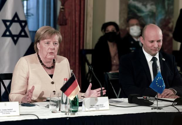 La canciller saliente de Alemania, Angela Merkel, y el primer ministro israelí, Naftalí Benet, este domingo en Jerusalén.