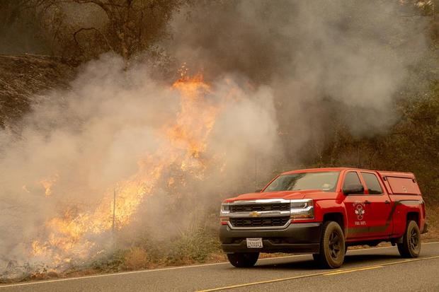 Los muertos por los incendios en EE.UU. se acercan a 30, con decenas de desaparecidos.