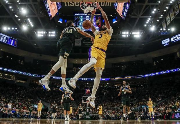 En la imagen, el jugador de los Lakers de Los Ángeles Anthony Davis anota ante Giannis Antetokounmpo, de los Bucks de Milwaukee.