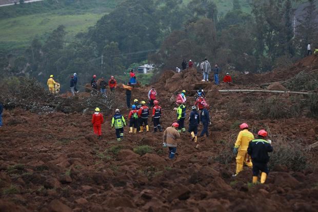 Rescatistas buscan hoy víctimas en la zona donde se presentó un deslizamiento de tierra, en Alausí (Ecuador).