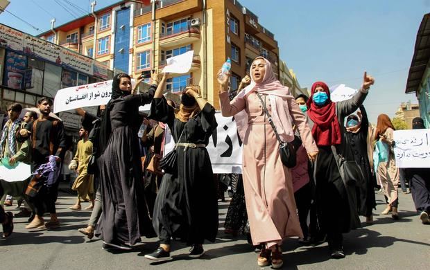 Afganas portan pancartas gritando consignas anti-pakistaníes durante una protesta en Kabul, Afganistán, el 7 de septiembre de 2021.