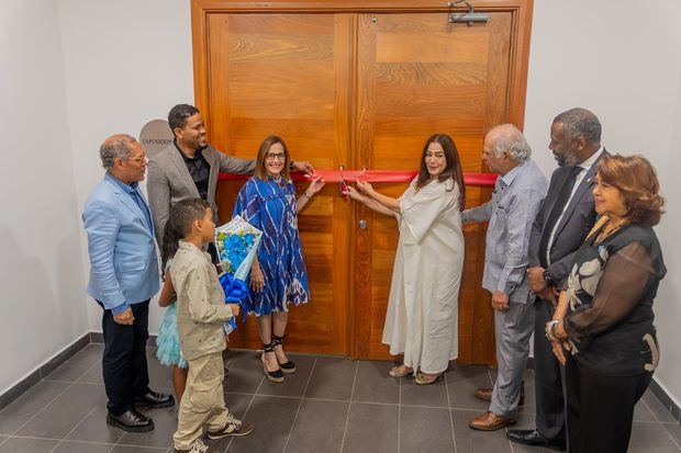 Amable Lopez Melendez, Carlos Baret, Margarita de Mondesert Perelló, Julia Castillo, Wilfredo Lozano, Wilson Camacho y Milagros Pimentel, junto a los pequeños Carlos Gabriel y Lena María García.