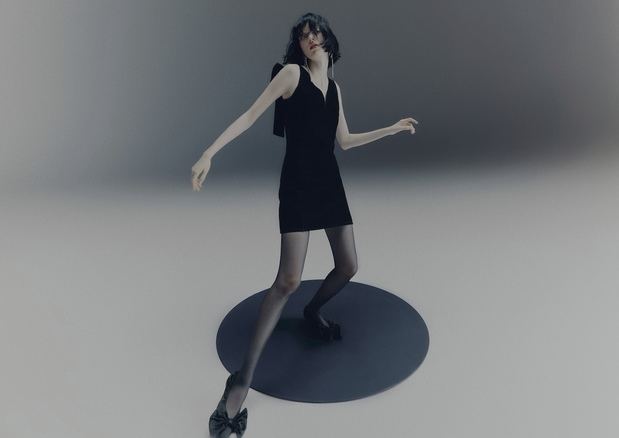 Los materiales incluyen cuero lavado, lentejuelas transparentes, algodón pesado, jacquards y tejidos de malla.