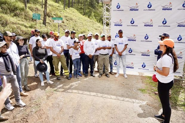 El acto central tuvo lugar en la ribera del río Higüero, en La Cuaba, con la presencia del viceministro de Recursos Costeros y Marinos del Ministerio de Medio Ambiente.