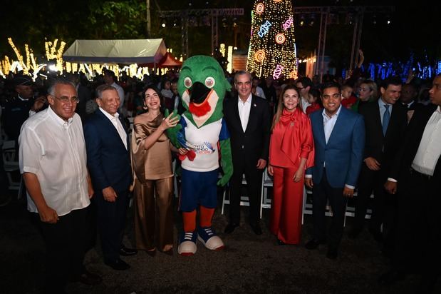 Luis Mejía, doctor Leonardo Aguilera, Raquel Arbaje, la mascota de los Juegos Centroamericanos y del Caribe, Luis Abinader, Carolina Mejía y Kelvin Cruz.