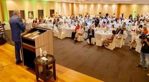 El predicador Salvador Gómez en su conferencia en el VI Desayuno por la Paz.