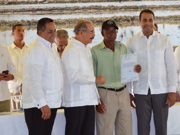 Danilo Medina entrega los 1,047 títulos en La Vega.