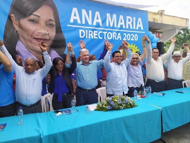 Líder del Partido Dominicanos por el Cambio (DXC), Eduardo Estrella en la Comunidad de Villa Altagracia.