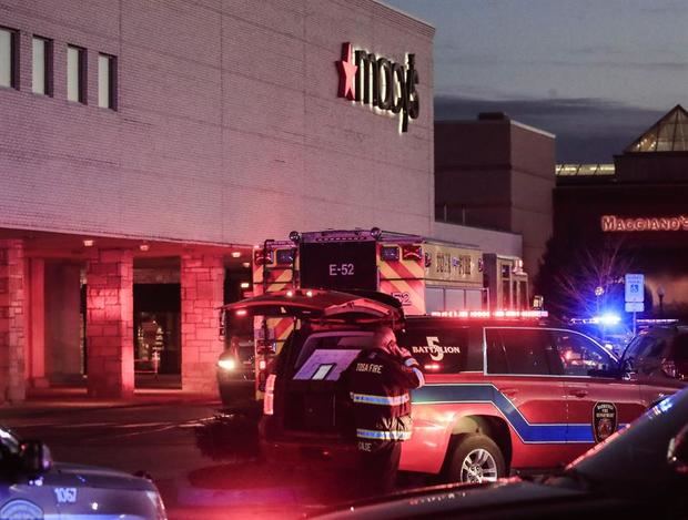 Personal de emergencia se reúnen a las afueras del centro comercial Macy's.