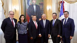 Presidente Medina recibe a miembros del Comité Ejecutivo de AMCHAMDR