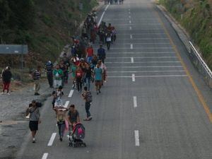 Cientos de migrantes intentan cruzar la frontera de México con Estados Unidos