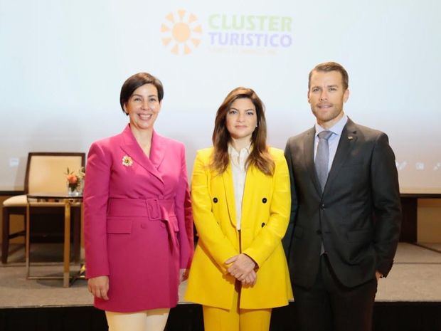 Mónika Infante, Paola Rainieri y Jake Kheel.