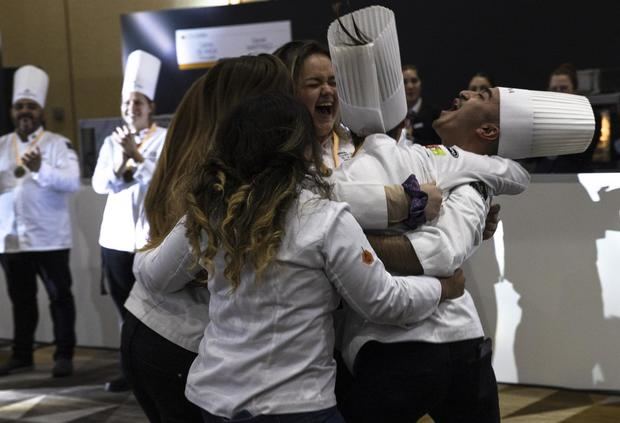 El equipo representante de Chile celebra tras ganar el primer puesto en la Copa del Mundo de Pastelería, hoy, en el Metropolitan Santiago Convention & Event Center, en Santiago (Chile).