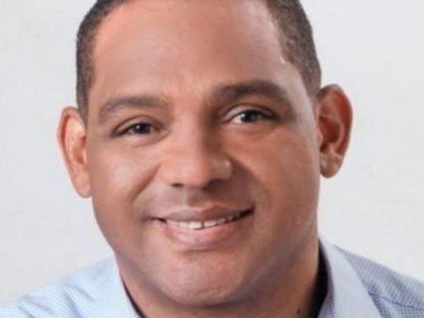 El precandidato por el Partido de la Liberación Dominicana, Félix Rodríguez, pide al comité político no reservase por tercera vez la candidatura a favor del actual  senador.
