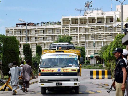 Varios policías hacen guardia en la puerta del hotel Pearl Continental en Peshawar, Pakistán.