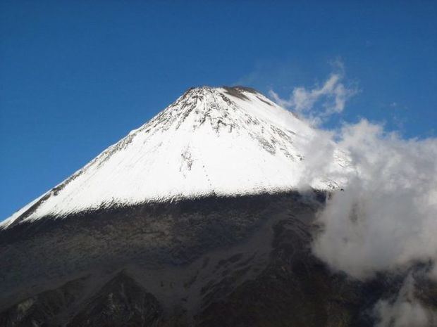 Imágenes de satélite advierten de una columna de emisión de ceniza y gases volcánicos del Sangay que, por efecto del viento, tiene dirección al oeste del macizo y que podría depositarse en zonas aledañas de la montaña.