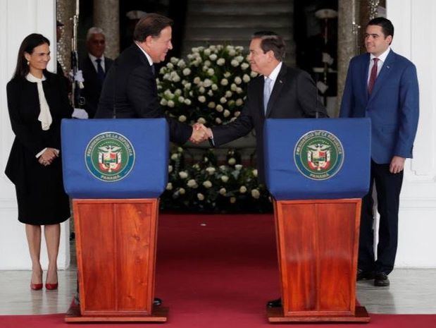 El presidente de Panamá, Juan Carlos Varela (i), estrecha la mano del presidente electo, Laurentino Cortizo (d), durante una rueda de prensa luego de una reunión de transición de mando este lunes, en el Palacio Presidencial en la Ciudad de Panamá (Panamá). 