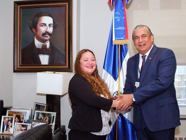 El cónsul general Carlos Castillo mientras recibía a la Sra. Alva Vila, directora de la Coalición del Norte de Manhattan para los Derechos del Inmigrante (NMCIR), para la implementación del programa de la Gobernación del Estado de Nueva York para asistir con servicios jurídicos y esenciales a los inmigrantes.