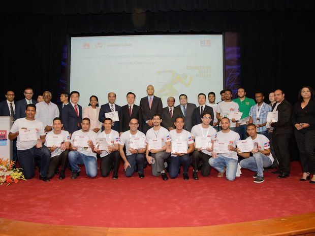 Huawei e Indotel reconocen jóvenes estudiantes de ingeniería de RD