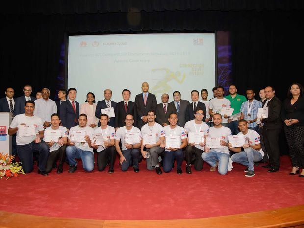 La empresa Huawei y el Instituto Dominicano de las Telecomunicaciones (INDOTEL), reconocieron a jóvenes estudiantes y profesores de la carrera de Ingeniería.