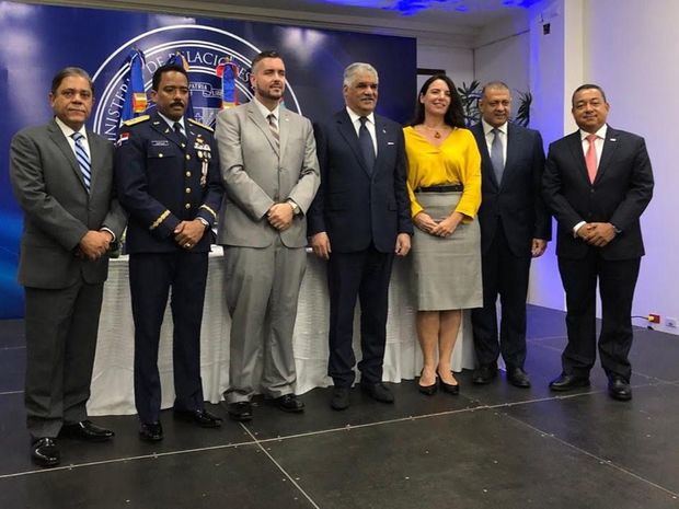 Marino Collante, Gral. Aracenis Castillo, Stuart Andrew Johnson, Miguel Vargas, Annemieke Verrijp, Luis Ernesto Camilo y Alejandro Herrera. 