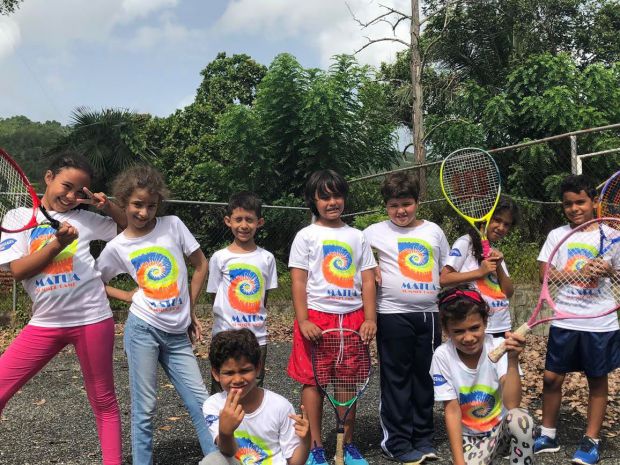 Niños realizando deportes.