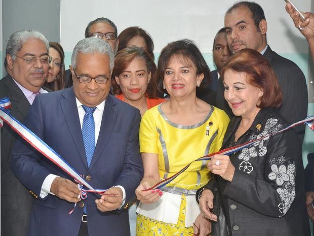 Dra. Emma Valois corta la cinta para dejar inaugurada la sala de lactancia materna.