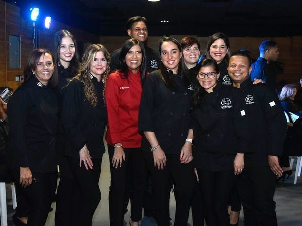 Chef Nicole Baba junto a los egresados de Pasteleria.