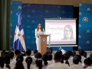 La ingeniera Francina Hungría, presidenta de la fundación que lleva su nombre, dicta la conferencia “Lo mejor de ti, el poder de tu actitud”, a estudiantes del Instituto Politécnico Pilar Constanzo, que concluyeron la capacitación en liderazgo del proyecto Jóvenes Líderes por el Progreso y la Paz de la División de Jóvenes Progresando con Solidaridad. 
